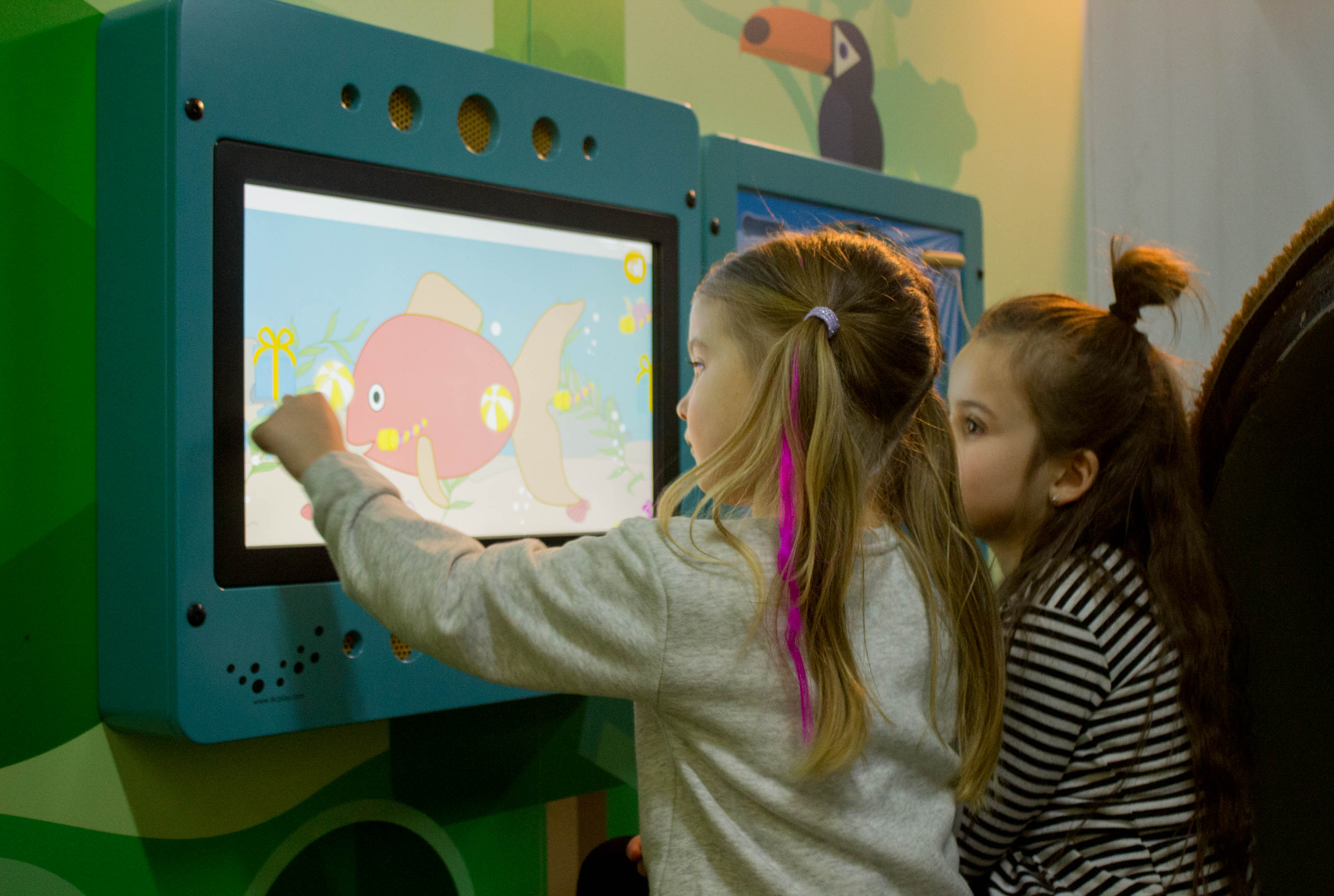 dos niños jugando con los sistemas de juego interactivo de IKC