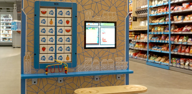 speelhoek in de albert heijn supermarkt computerscherm spelcomputer AH memory wandspel